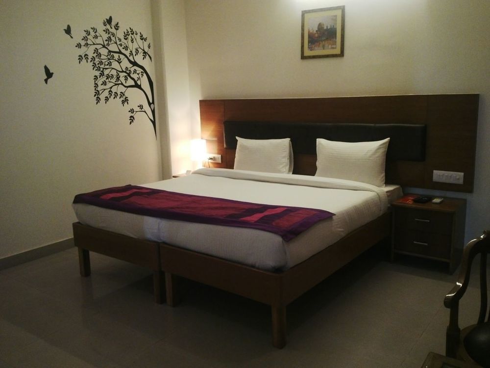 Red Carpet Hotels Нойда Экстерьер фото