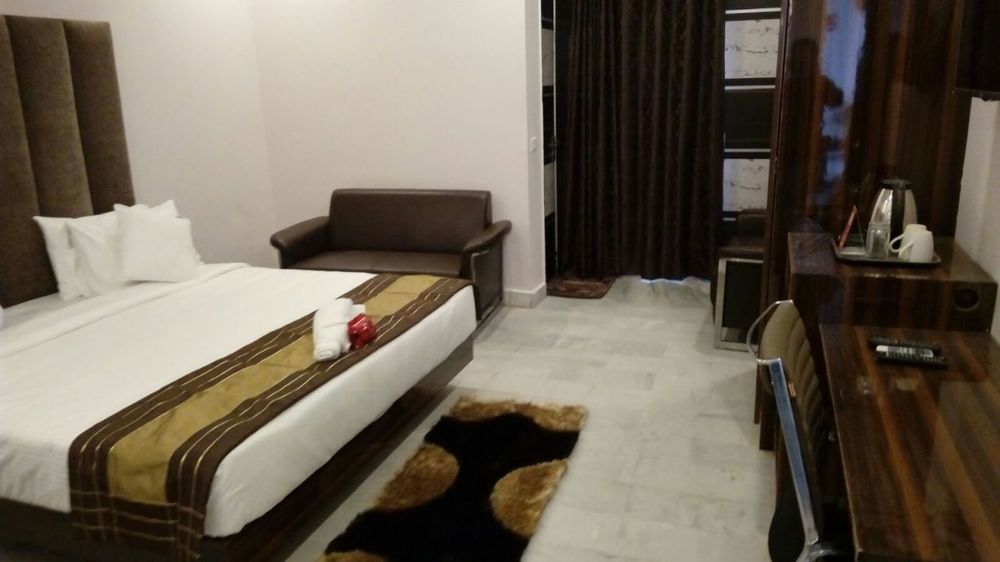Red Carpet Hotels Нойда Экстерьер фото