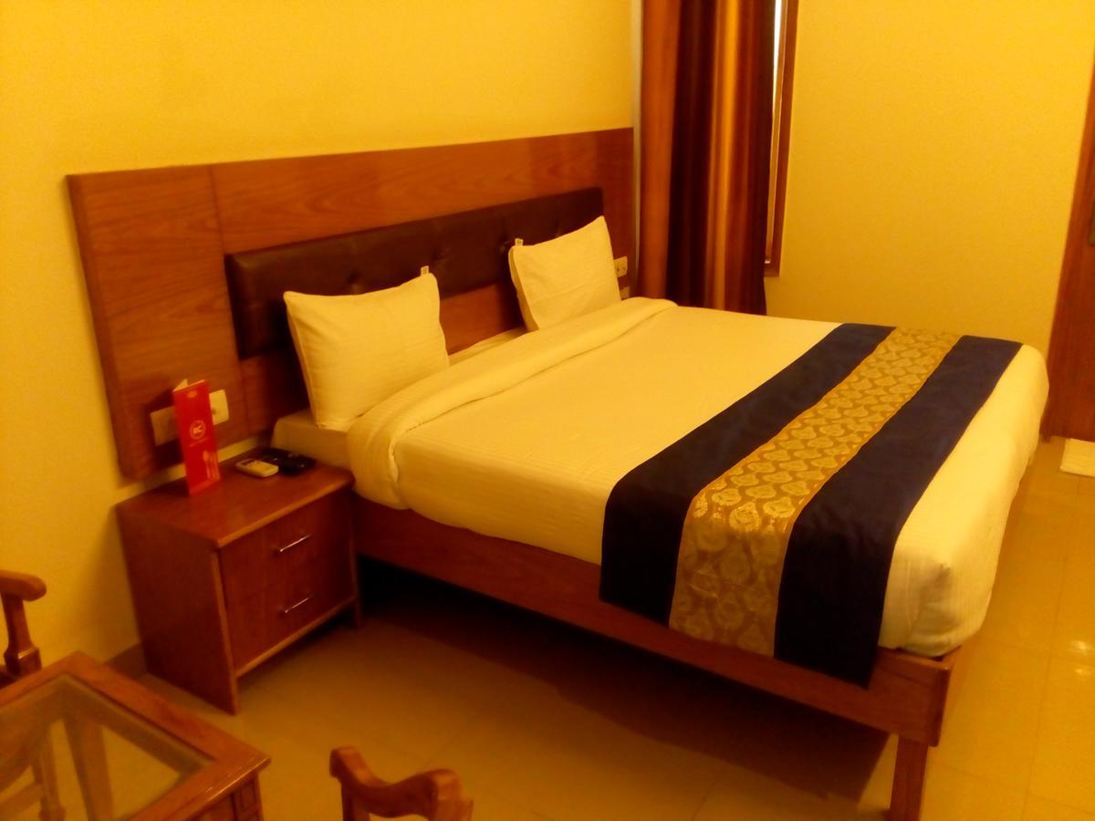 Red Carpet Hotels Нойда Экстерьер фото