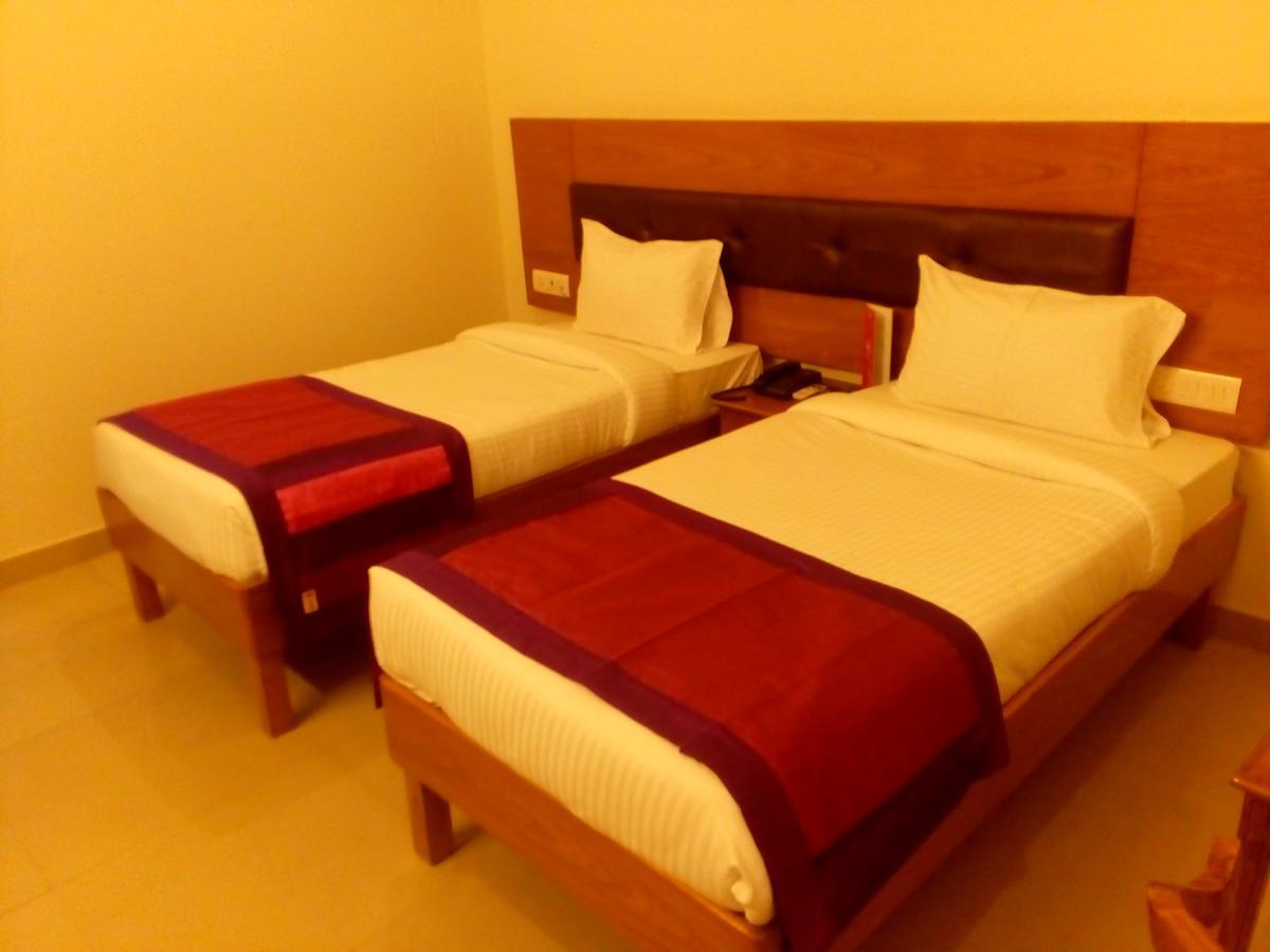 Red Carpet Hotels Нойда Экстерьер фото