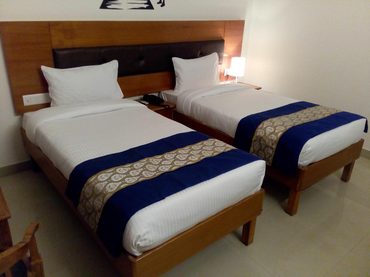 Red Carpet Hotels Нойда Экстерьер фото