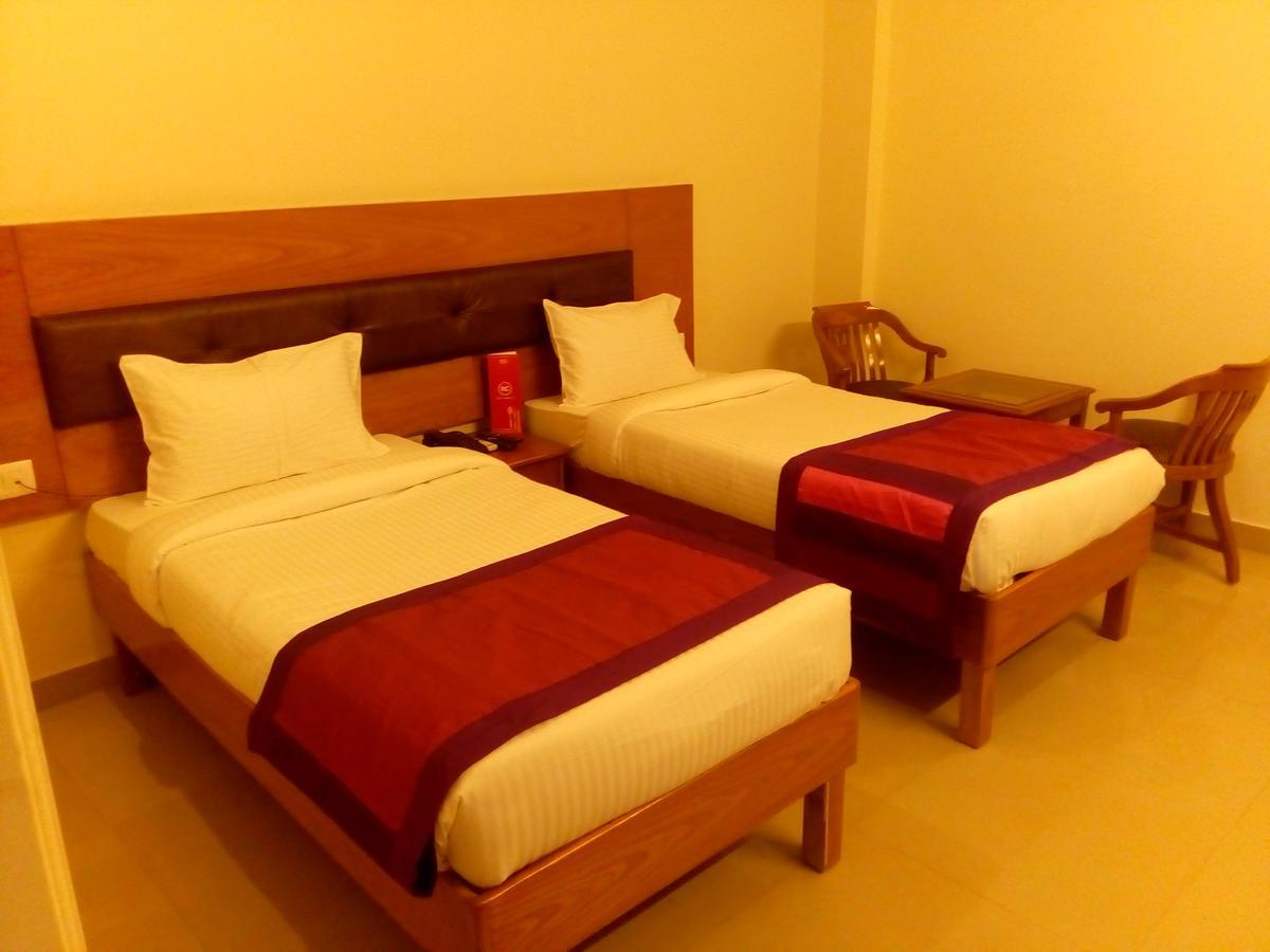 Red Carpet Hotels Нойда Экстерьер фото