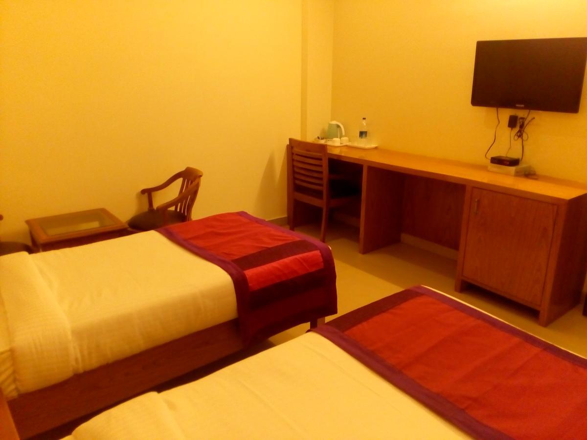 Red Carpet Hotels Нойда Экстерьер фото
