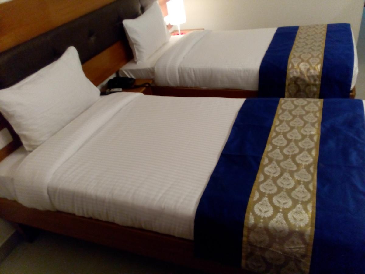 Red Carpet Hotels Нойда Экстерьер фото