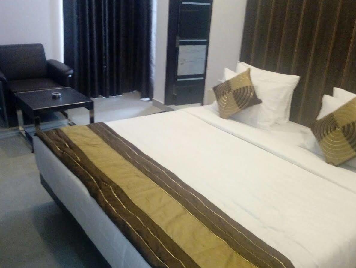Red Carpet Hotels Нойда Экстерьер фото