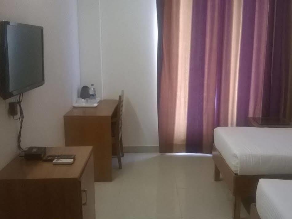 Red Carpet Hotels Нойда Экстерьер фото